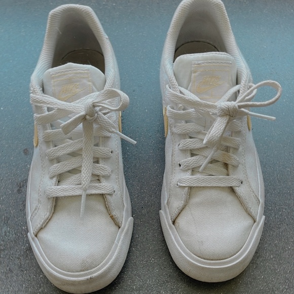 low top nikes yellow size 5 woman's - Picture 2 of 6